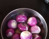 A picture of step 1 of Sabut pyaj ki sabji.