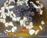 Foto del paso 3 de la receta: Riccioli, con ajo, guindilla y olivas negras