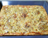 Foto del paso 4 de la receta: Coca de cebolla y piñones
