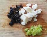 Foto del paso 1 de la receta: Ensalada de pollo con palmitos y aceitunas