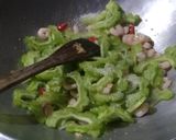 Foto langkah ke 5 dari resep Tumis Pare Campur Udang.