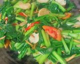 Foto langkah ke 7 dari resep Cah Sawi Hijau Teri Bakso.