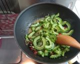 青苦瓜炒小魚干(簡單料理)的食譜步驟4照片