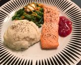 Foto langkah ke 5 dari resep Roasted salmon and mashed potatoes.