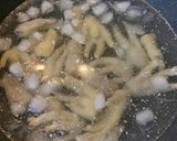 Hình bước làm 1 của món Chân gà ngâm mắm quất sả ớt