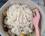 Foto langkah ke 4 dari resep Kwetiau Goreng Ala Solaria dengan Topping Daging Rendang.