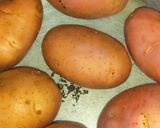 A picture of step 1 of Cheesy Smashed Potatoes 🥔.