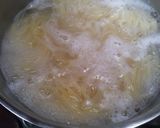 A picture of step 1 of Spaghetti with eggs, tomatoes and olives.