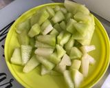 Une image de l'étape 4 de Salade de fruits aux deux melons, raisins et abricots.