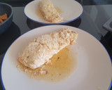 Foto del paso 5 de la receta: Salmón al papillote con costra de queso ricotta y salsa harissa acompañado por rovellons salteados