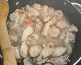 Foto del paso 3 de la receta: Pollo con Nata y champiñones