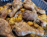 Foto del paso 4 de la receta: Muslitos de pollo con patatas al romero
