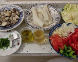 Foto del paso 1 de la receta: Chocos y almejas a la marinera con salteado de calabacines con pasas