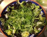 Une image de l'étape 2 de Salade de roquette et sucrine aux noix et roquefort à l huile de truffe.