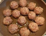 Foto del passaggio 4 della ricetta Polpette al sugo