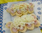 Hình bước làm 5 của món Bánh mì xúc xích nướng
