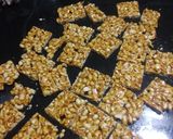 શીંગ ચિક્કી (Shing Chikki Recipe In Gujarati) રેસીપી સ્ટેપ2ફોટો