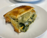 Foto del paso 6 de la receta: Hojaldre de espinacas con cebolla caramelizada, manzana y queso de cabra