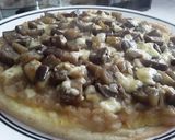 Foto del paso 13 de la receta: Pizza con masa de papa hecha en sartén...🤔🤨🙄🍕🧀🍳🌰🍆🧀🍕