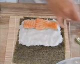 Une image de l'étape 3 de Makizushi saumon avocat.