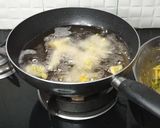 A picture of step 6 of Aloo Ke pakoray.