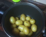 Foto del paso 1 de la receta: Pechuga frita con papas nuevas, verdura y mojo verde