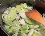 A picture of step 2 of Hotpot - Spinach, pork, ginger, garlic, sesame oil and many vegetables, Japanese style.