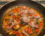 Foto del paso 5 de la receta: Salmón con almejas y langostinos