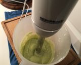 Foto del passaggio 1 della ricetta Gamberi con guacamole, datterini, mango e cipolla rossa di Tropea in agrodolce