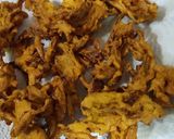 A picture of step 3 of Kanda Bhajiya.