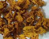 A picture of step 3 of Kanda Bhajiya.