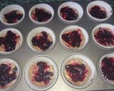Áfonyás - málnás - fehér csokis muffin recept fázis 8 fotója