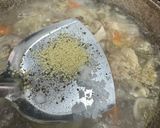 Gambar langkah 2 resipi Sup ayam kampung simple.