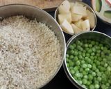 A picture of step 1 of Green peas and potato pulao.