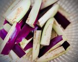 Hình bước làm 1 của món 🌱 Cà Tím Xào Tỏi, Lá Tía Tô & Tương Miso