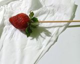 Foto langkah ke 1 dari resep Strawberry Tanghulu.