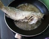 Foto langkah ke 2 dari resep Kerapu Goreng Masak Kecap.