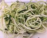 Foto del paso 5 de la receta: Espagueti de calabacín en carbonara de gambas y gulas