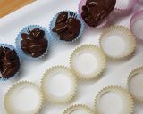 Foto del passaggio 3 della ricetta Mandorle tostate ricoperte di cioccolato 🍫