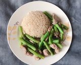 Hình bước làm 4 của món Cơm gạo lức - Thịt xào đậu que