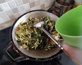 Foto langkah ke 4 dari resep Oseng daun singkong bunga pepaya.