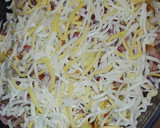 Foto del paso 4 de la receta: Patatas bravas con beicon salchichas con cuatro quesos