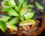 Foto langkah ke 3 dari resep Oseng Ayam Tomat Ijo.