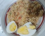 Foto del paso 3 de la receta: Fideos salteados con cebolla, puerro, verdeo, huevo, tomate y casancrem