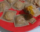 Foto del paso 4 de la receta: Raviolones integrales de porotos negros. (Masa precocida, sin huevo)