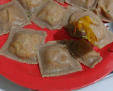 Foto del paso 4 de la receta: Raviolones integrales de porotos negros. (Masa precocida, sin huevo)