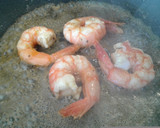 Foto del paso 4 de la receta: Tagliatelle con gambas y refrito de ajos tiernos con guindillas