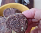 Foto del paso 4 de la receta: Galletas de harina de garbanzos, cacao y frutos secos en sartén