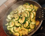 Foto del paso 4 de la receta: Tortilla de Calabacín y Cebolla