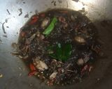 Foto langkah ke 5 dari resep Cumi Hitam Tumis.